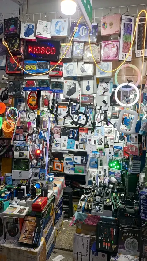 Puesto de TECNOVA-RC con auriculares, joysticks, parlantes, aros de luz y afeitadoras